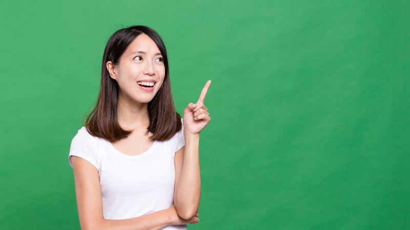 女性 人差し指 立てている
