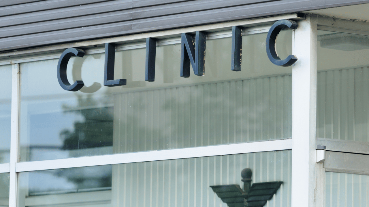 clinicの看板