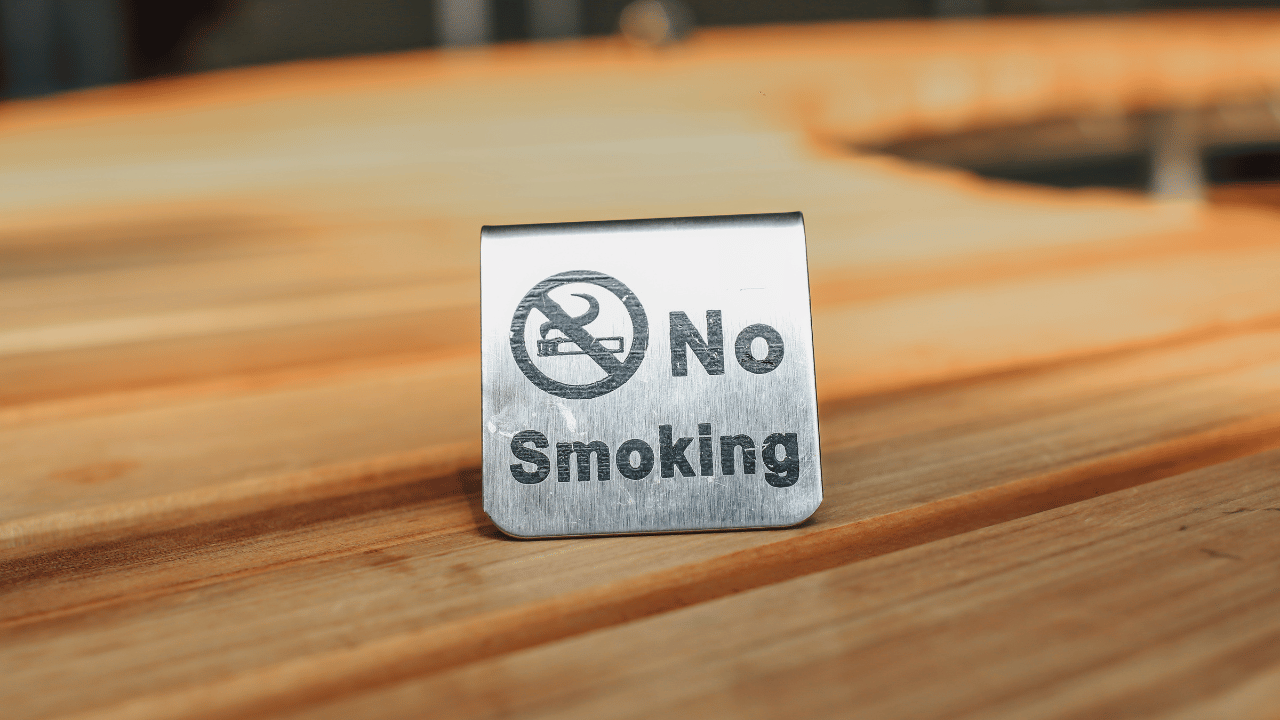 nosmokingと書かれた札